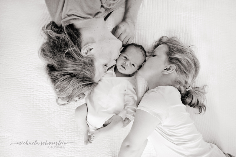newborn fotoshooting mit mama und schwester zu hause in mettmann